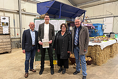 (v.l.): Jürgen Kaufmann (Erster Kreisbeigeordneter Schwalm-Eder-Kreis), Matthias Pfetzing (Einrichtungsl. Gut Halbersdorf), LWV-Landesdirektorin Susanne Simmler, Stefan Gerland (kaufm. Direktor Hephata Diakonie). Foto: Christina Rausch/Hephata Diakonie Gruppenfoto von der Bescheidübergabe