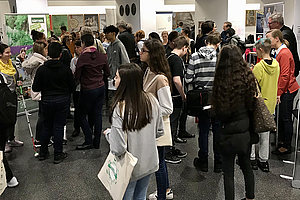 Schülerinnen und Schüler beim Besuch der Infostände der Inklusions-Veranstaltung.