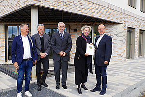 Gruppenfoto von der Übergabe des Bewilligungsbescheides