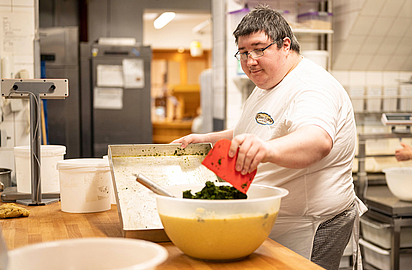 Marc Mölkner beim Backen von Tartes