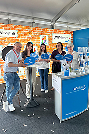 Ein LWV-Mitarbeiter und 4 -Mitarbeiterinnen haben sich hinter dem Stand aufgestellt