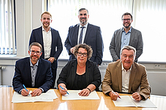 (obere Reihe v. l.) Jannik Marquart, Erster Kreisbeigeordneter Main-Kinzig-Kreis, Alexander Heppe, Erster Beigeordneter des Landeswohlfahrtsverband Hessen (LWV), Hanaus Oberbürgermeister Claus Kaminsky. (Foto: Stadt Hanau, Moritz Göbel) (obere Reihe v. l.) Jannik Marquart, Erster Kreisbeigeordneter Main-Kinzig-Kreis, Alexander Heppe, Erster Beigeordneter des Landeswohlfahrtsverband Hessen (LWV), Hanaus Oberbürgermeister Claus Kaminsky. (Foto: Stadt Hanau, Moritz Göbel)