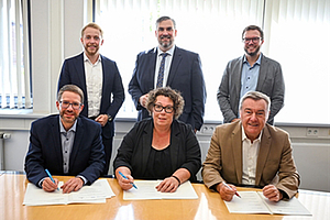 (obere Reihe v. l.) Jannik Marquart, Erster Kreisbeigeordneter Main-Kinzig-Kreis, Alexander Heppe, Erster Beigeordneter des Landeswohlfahrtsverband Hessen (LWV), Hanaus Oberbürgermeister Claus Kaminsky. (Foto: Stadt Hanau, Moritz Göbel)