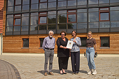 Gruppenfoto von der Übergabe des Förderbescheids