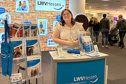 Die LWV-Mitarbeitenden erwarten Sie am Gemeinschaftsstand von LWV und Vitos. Fotos: LWV-Pressestelle Eine Frau steht hinter der Theke am LWV-Stand