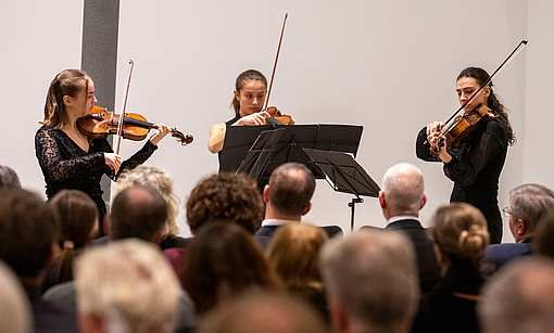 Das Streichtrio der Jungen Musik Hessen umrahmte die Gedenkveranstaltung musiikalisch