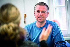 Sozialpädagoge Stefan Putz berät in der PSKB "die Brücke", Bad Hersfeld (Foto: die Brücke)