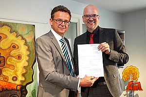 Frank Nikutta und Michael Wesp bei der Übergabe des Bewilligungsbescheids