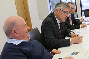 Gruppenfoto von der Unterzeichnung des Kooperationsvertrages