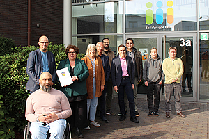 Gruppenfoto von der Bescheidübergabe an die Pro Dokument gGmbH