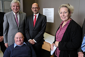 Gruppenfoto beim Rundgang vor dem Gedenkbuch