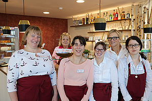 Gruppenfoto der Café-Leiterin und der Servicekräfte