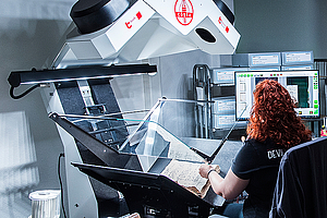 Ein historisches Rechnungsbuch des Hohen Hospitals Haina aus der Zeit von 1537 bis 1800 beim Verfilmen auf Mikrofilm im Hessischen Hauptstaatsarchiv Wiesbaden.