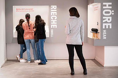 Sinnesstationen im Foyer