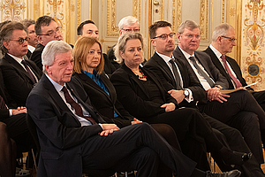 Bei der landesweiten Gedenkveranstaltung für die Opfer des Nationalsozialismus in der ersten Reihe (v.l.): Hessens Ministerpräsident Volker Bouffier, Alla Polyova (ukrainische Generalkonsulin), Susanne Selbert (Landeswohlfahrtsverband Hessen), Michael Schüßler (Hessischer Städtetag), Klaus Temmen (Hessischer Städte- und Gemeindebund), Wolfgang Männer (Hessischer Landkreistag).