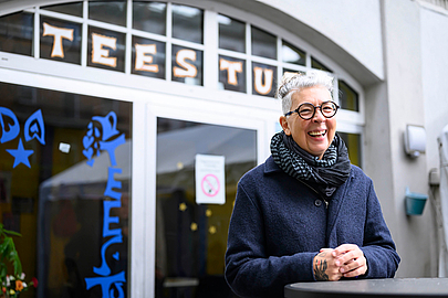 Nicole Frölich im Innenhof der Teestube