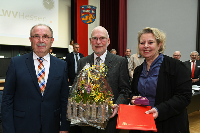 Präsident Friedel Kopp, Peter Schneider und Landeskirektorin Susanne Selbert bei der Verleihung