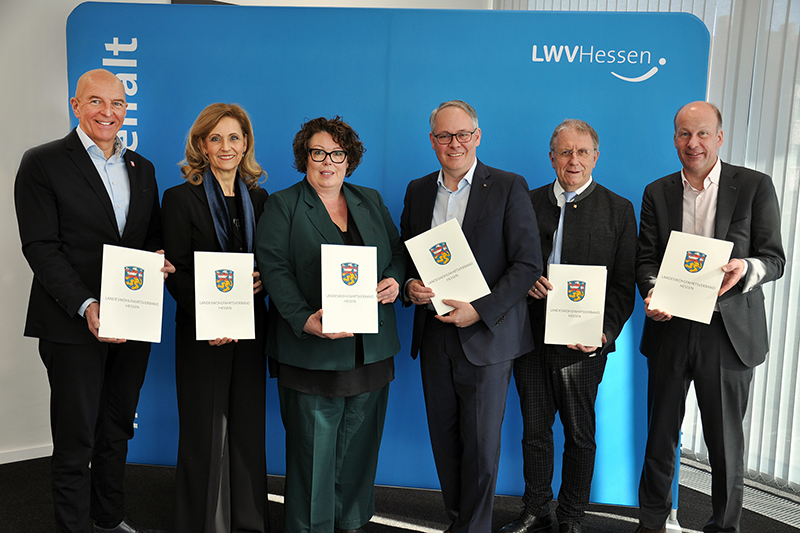 Gruppenfoto mit den sechs Unterzeichnenden