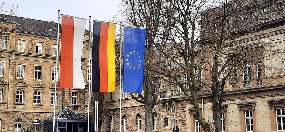 Zum 80-jährigen Bestehen des Landes Hessen wehen die Landes-, die Bundes- und die Europaflagge vor dem Ständehaus.