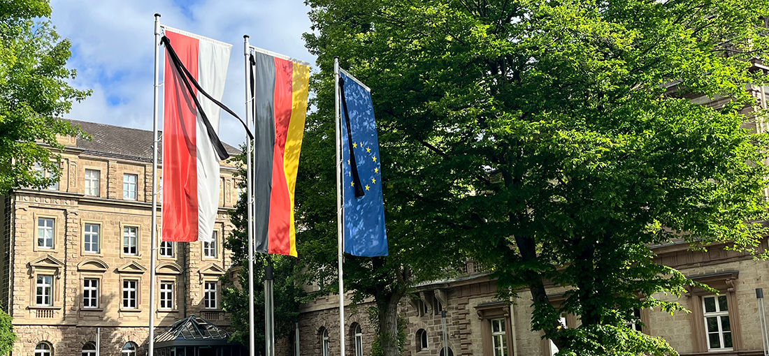 Es wehen die Landes-, die Bundes- und die Europaflagge vor dem Ständehaus.