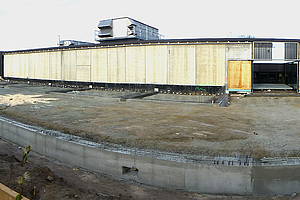 Ansicht des Werkstattgebäudes mit Bodenplatte im Vordergrund