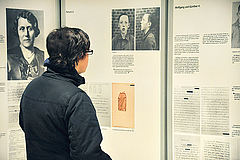 Besucher in der Dauerausstellung der Gedenkstätte Hadamar (Foto: Monika Brauns)