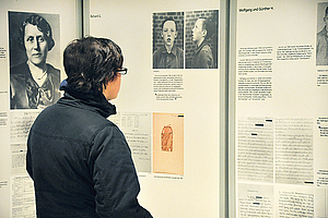 Besucher in der Dauerausstellung der Gedenkstätte Hadamar (Foto: Monika Brauns)