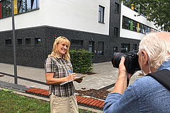 Schulleiterin Tanja Marquardt vor dem neuen Schulgebäude
