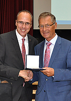 Der Hessische Innenminister Peter Beuth (links) überreicht die Freiherr-vom-Stein-Plakette an Robert Becker. (Foto: Rose-Marie von Krauss/LWV-Pressestelle)