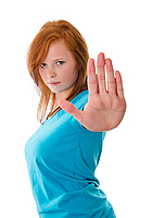 Eine junge Frau streckt die Handfläche nach vorn und signalisiert "Halt"