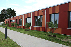 Der Neubau der Peter-Härtling-Schule in Riedstadt mit hinterlüfteter Fassade aus farbigen Faserzementtafeln. (Foto: LWV)