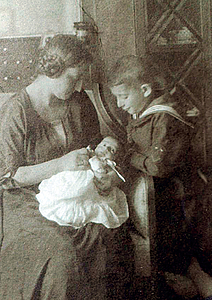Rosel Weinstein mit ihren beiden Kindern, 1921