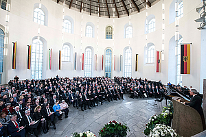 Blick in die Paulskirche auf die Gäste und den Redner Peter Feldmann
