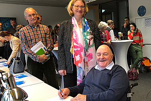 Dr. Andreas Jürgens und Katrin Hechler beim Unterzeichnen des Kooperationsvertrages