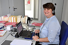Birgit Riester an ihrem Arbeitsplatz beim LWV. Die blinde Juristin ist seit 2012 im Fachbereich Recht und Koordination im Rahmen der Überörtlichen Sozialhilfe tätig. (Foto: LWV-Pressestelle)