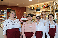 Gruppenfoto der Café-Leiterin und der Servicekräfte