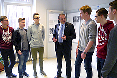 Kultusminister Lorz (Mitte) beim Besuch der Gedenkstätte Hadamar in der Diskussion mit Schülern der Fürst-Johann-Ludwig-Schule (Foto: Gedenkstätte Hadamar)