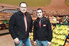 Dennis Steinbrecher (rechts) mit seinem Chef, REWE-Marktinhaber Sven Schäfer, an seinem Arbeitsplatz in dem Hofgeismarer Lebensmittelmarkt (Foto: Uwe Zucchi)
