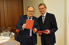 Landesdirektor Uwe Brückmann (l.) überreicht die Ehrenplakette an Helmut Siebert. (Foto: Elke Bockhorst)