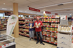 Die Mitarbeiter Florian Gehrisch und Franziska Amthor im Lebensmittelladen in Lindenfels, der durch die LWV-Förderung um einen Backshop erweitert werden kann. (Foto: Markthaus Mannheim)