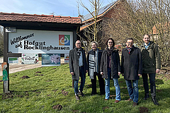 Gruppenfoto am Schild des Hofgutes Rocklinghausen