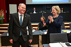 Beigeordneter Dieter Schütz und Landesdirektorin Susanne Selbert bei der Wiederwahl