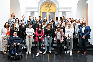 Gruppenfoto mit den 22 Nachwuchskräften, LWV-Verbandsspitze, Personalverantwortlichen, Personalrats-Vertreter und Gleichstellungsbeauftragter.