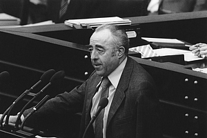 Walter Picard als Abgeordneter am Mikrofon im Bundestag